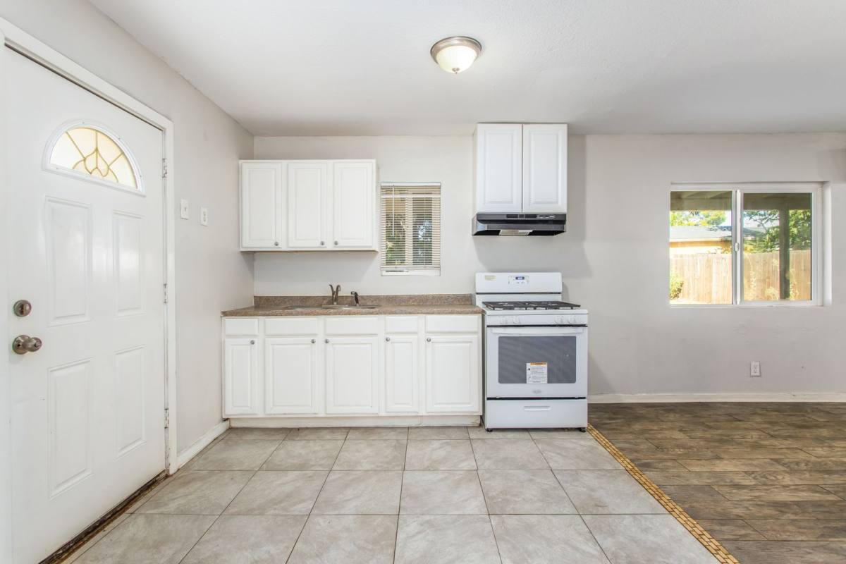 Apartment for rent at 14993 Yucca Ave, Fontana, CA 92335