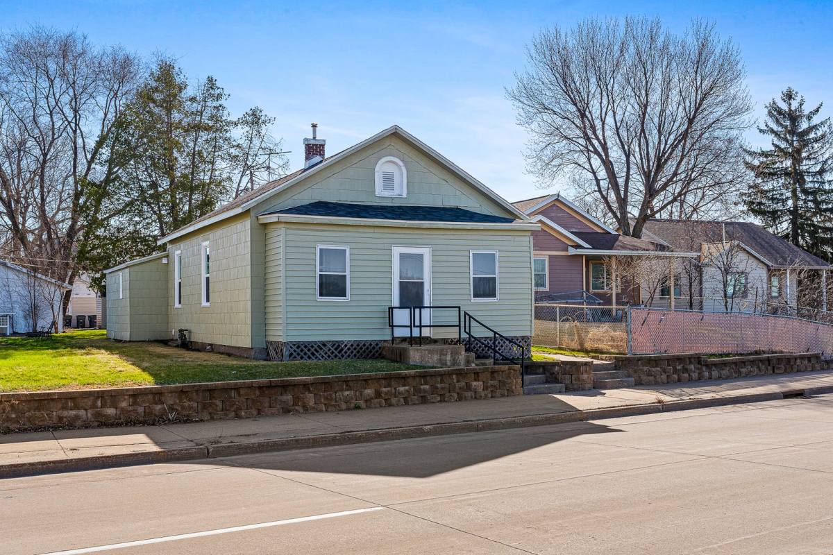 House for rent at 1407 4th St S, La Crosse, WI 54601