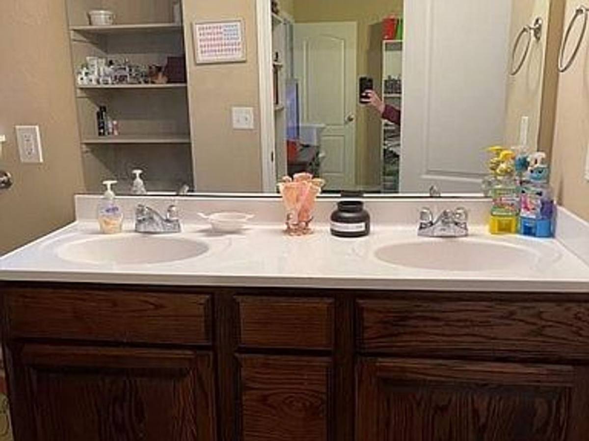House for rent at 629 E Linden Lane, Mustang, OK 73064