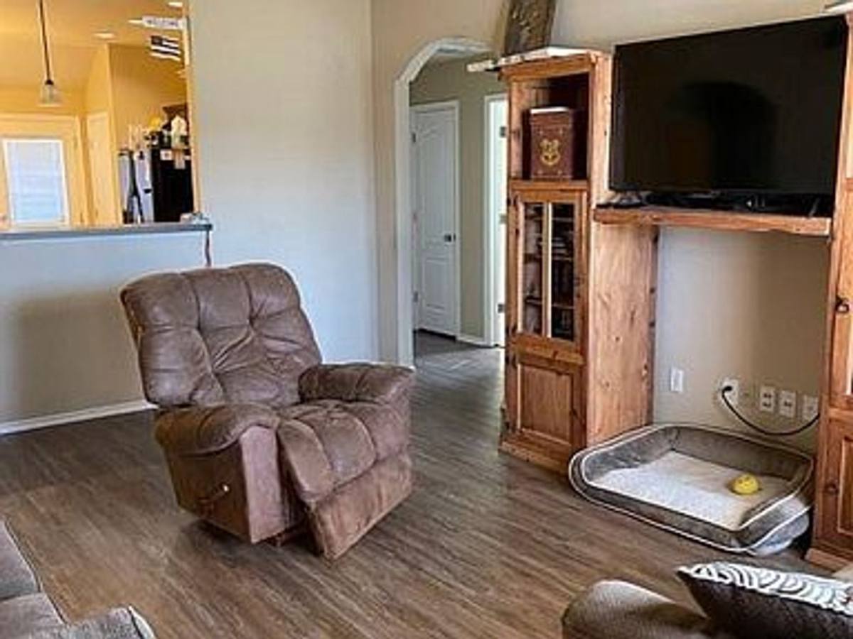 House for rent at 629 E Linden Lane, Mustang, OK 73064