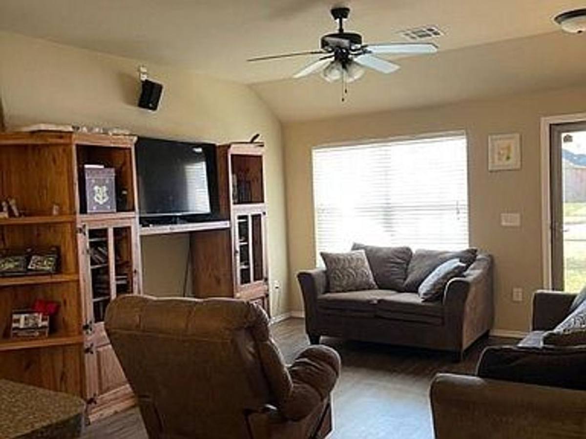 House for rent at 629 E Linden Lane, Mustang, OK 73064