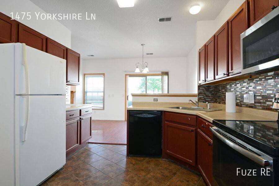 Townhouse for rent at 1475 Yorkshire Lane, Shakopee, MN 55379