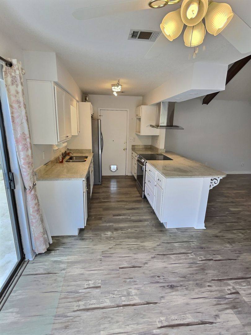 House for rent at 875 Laurelwood Dr, Moss Point, MS 39562