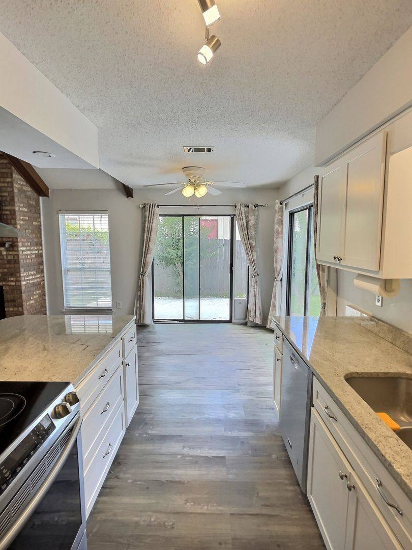 House for rent at 875 Laurelwood Dr, Moss Point, MS 39562