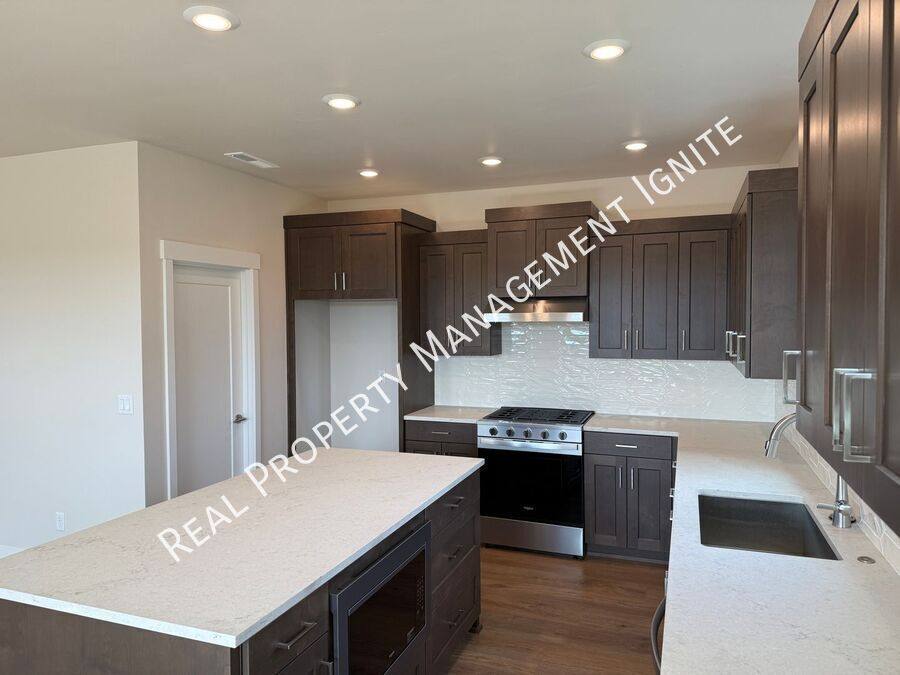 60948 SE Apollo Place, Bend, OR 97702 - House for Rent - Image 3