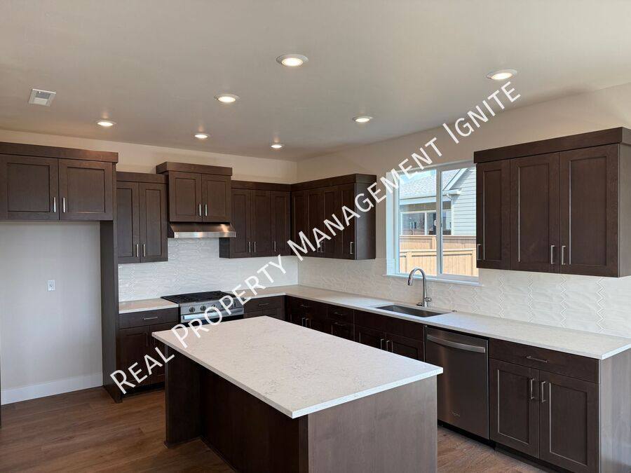 60948 SE Apollo Place, Bend, OR 97702 - House for Rent - Image 2