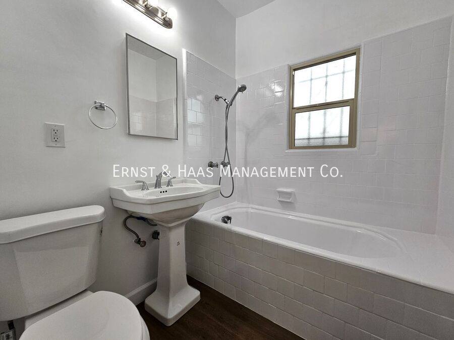 Apartment for rent at 33 Orange Ave #2, Long Beach, CA 90802