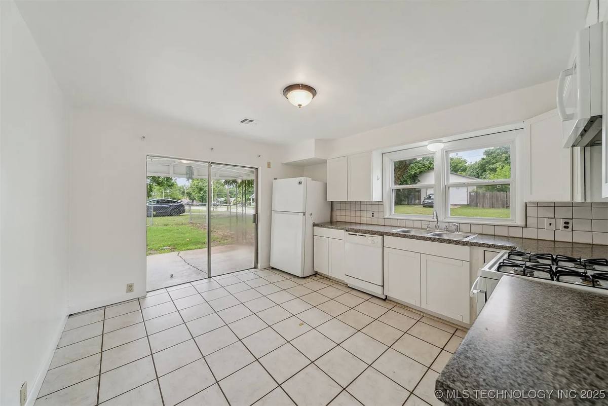 House for rent at 1123 W Spring St, Collinsville, OK 74021