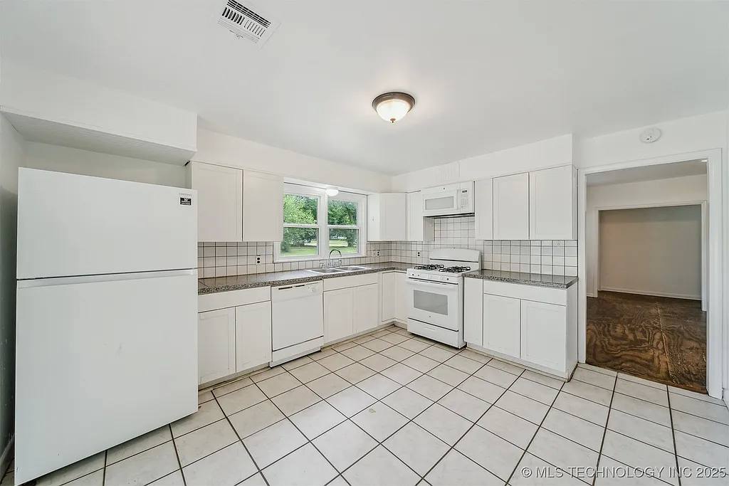 House for rent at 1123 W Spring St, Collinsville, OK 74021