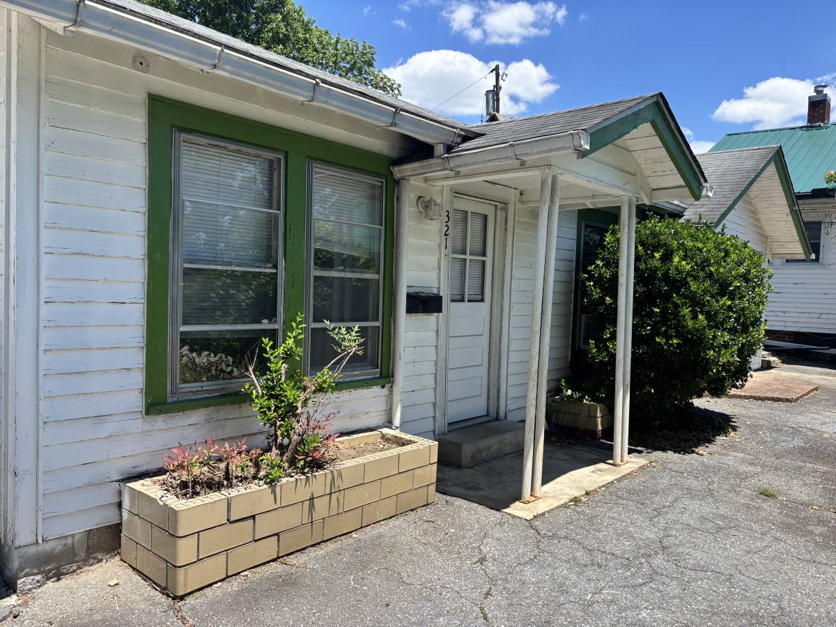 Apartment for rent at 321 W Allen St, Hendersonville, NC 28739