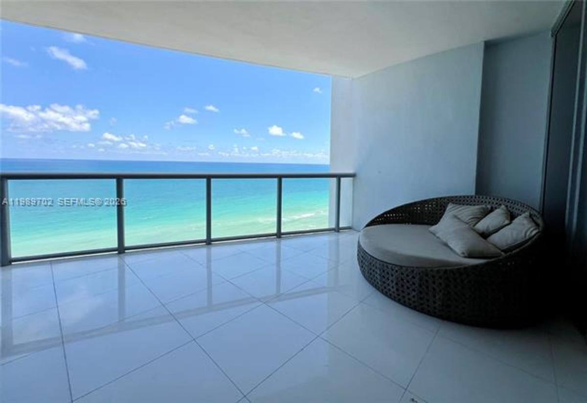 Apartment for rent at 17121 Collins Ave, North Miami Beach, FL 33160