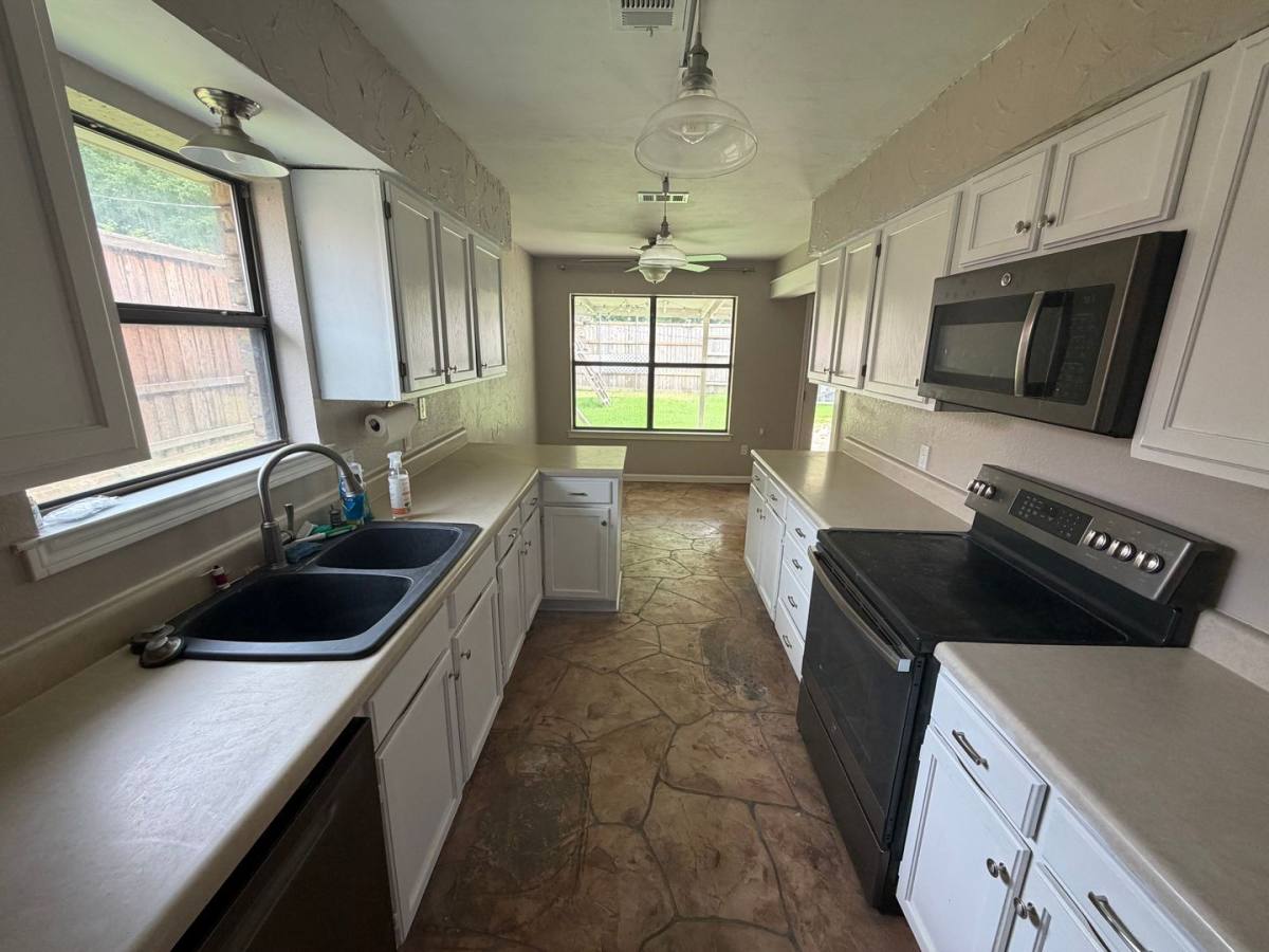 House for rent at 2132 Turf Club Dr, Arlington, TX 76017