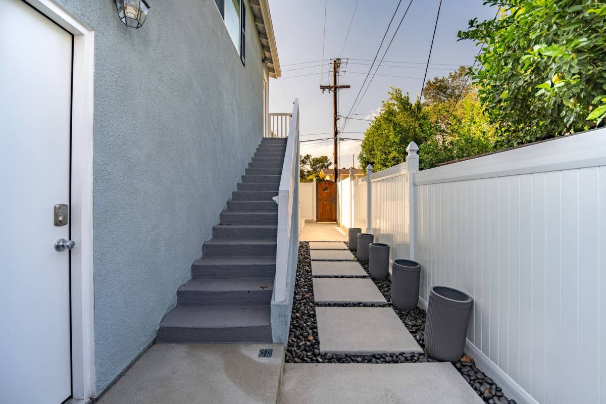House for rent at 1668 Belford Ave, Pasadena, CA 91104
