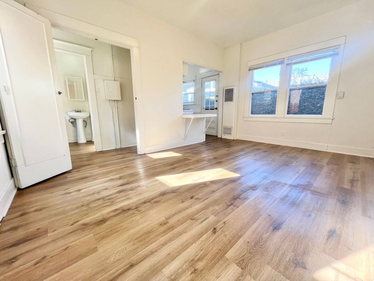 Apartment for rent at 318 Temple Ave, Long Beach, CA 90814