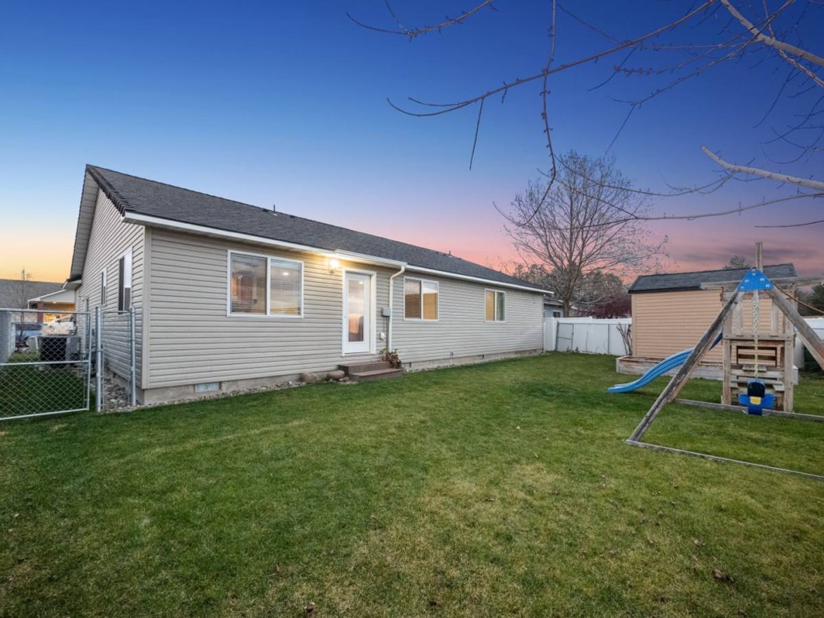 1705 E Glacier St, La Grande, OR 97850 - House for Rent - Image 2