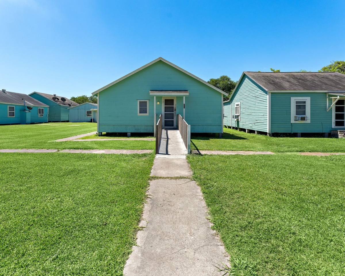 House for rent at 911 4th Ave N Front, Texas City, TX 77590