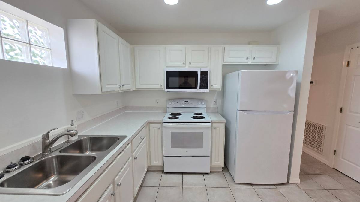 Apartment for rent at 1820 Marcia St, Sarasota, FL 34231