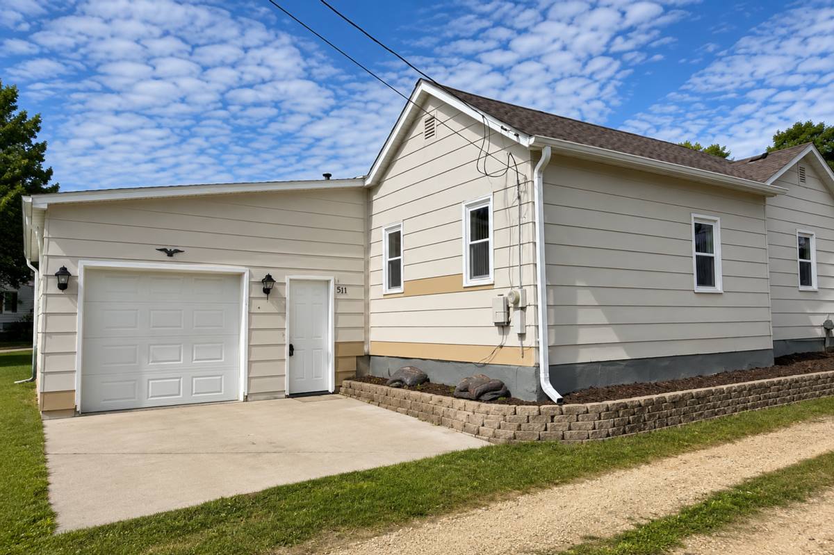 House for rent at 511 Main Ave, Clinton, IA 52732