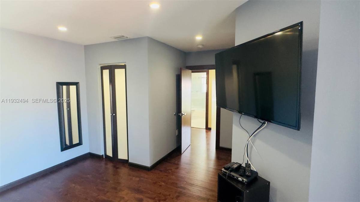 Townhouse for rent at 1094 Redwood St, Hollywood, FL 33019
