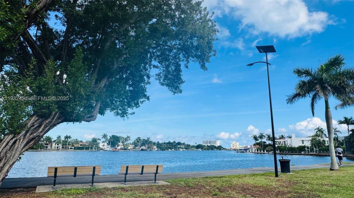 Townhouse for rent at 1094 Redwood St, Hollywood, FL 33019