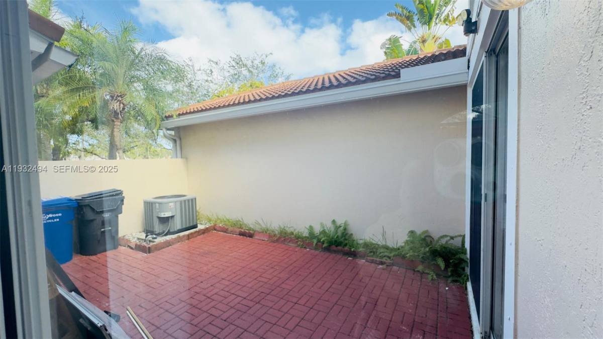 Townhouse for rent at 1094 Redwood St, Hollywood, FL 33019