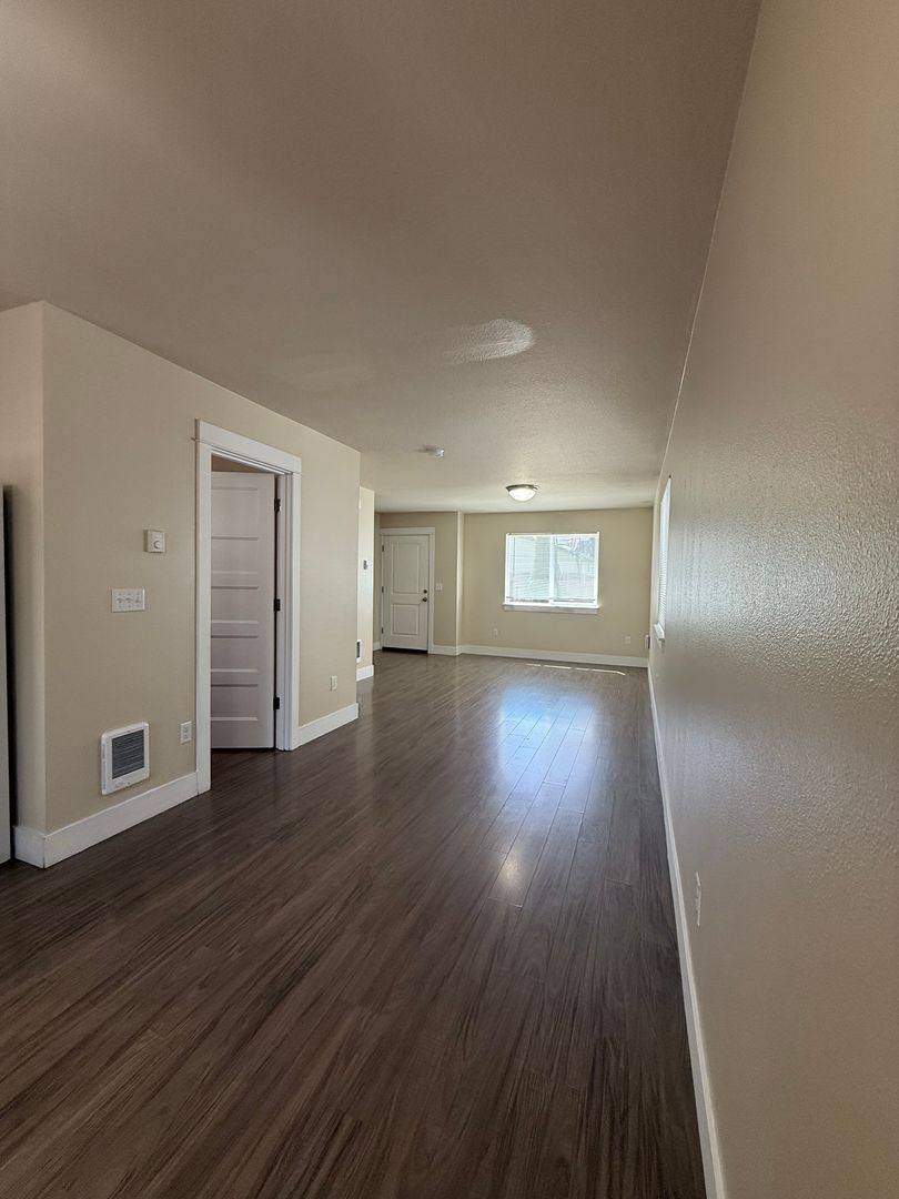 Townhouse for rent at 8527-8539 SE Clinton St, Portland, OR 97266