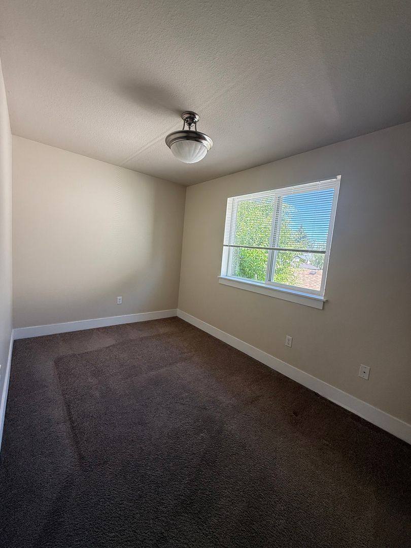 Townhouse for rent at 8527-8539 SE Clinton St, Portland, OR 97266