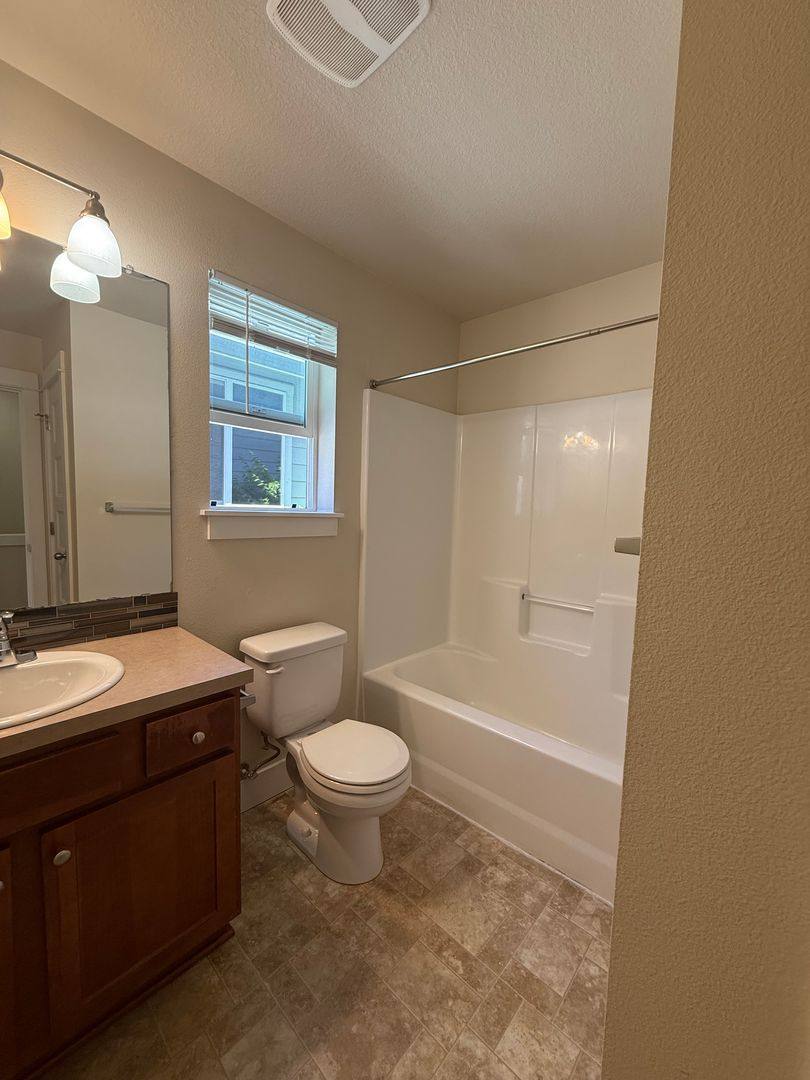 Townhouse for rent at 8527-8539 SE Clinton St, Portland, OR 97266