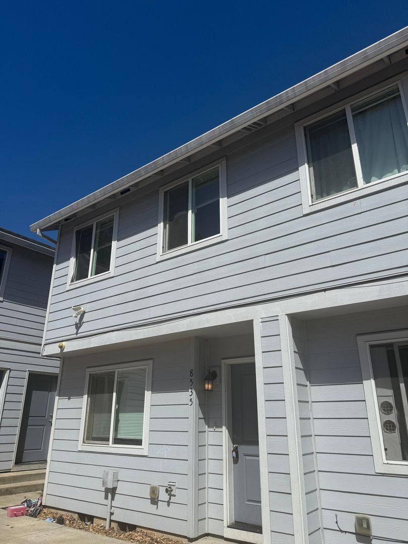 Townhouse for rent at 8527-8539 SE Clinton St, Portland, OR 97266