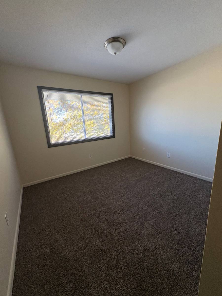 Apartment for rent at 2401 Rocklyn Dr, Urbandale, IA 50322