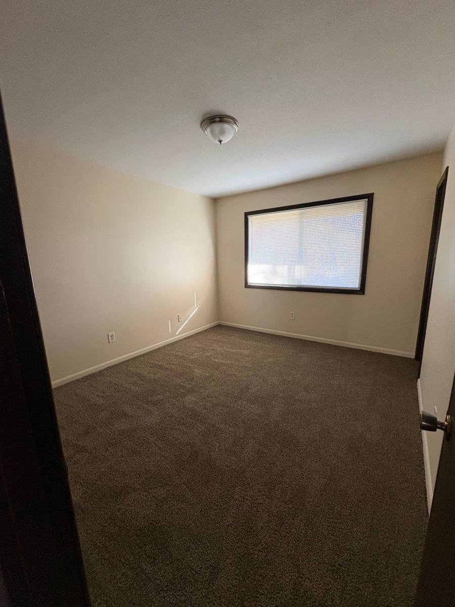 Apartment for rent at 2401 Rocklyn Dr, Urbandale, IA 50322