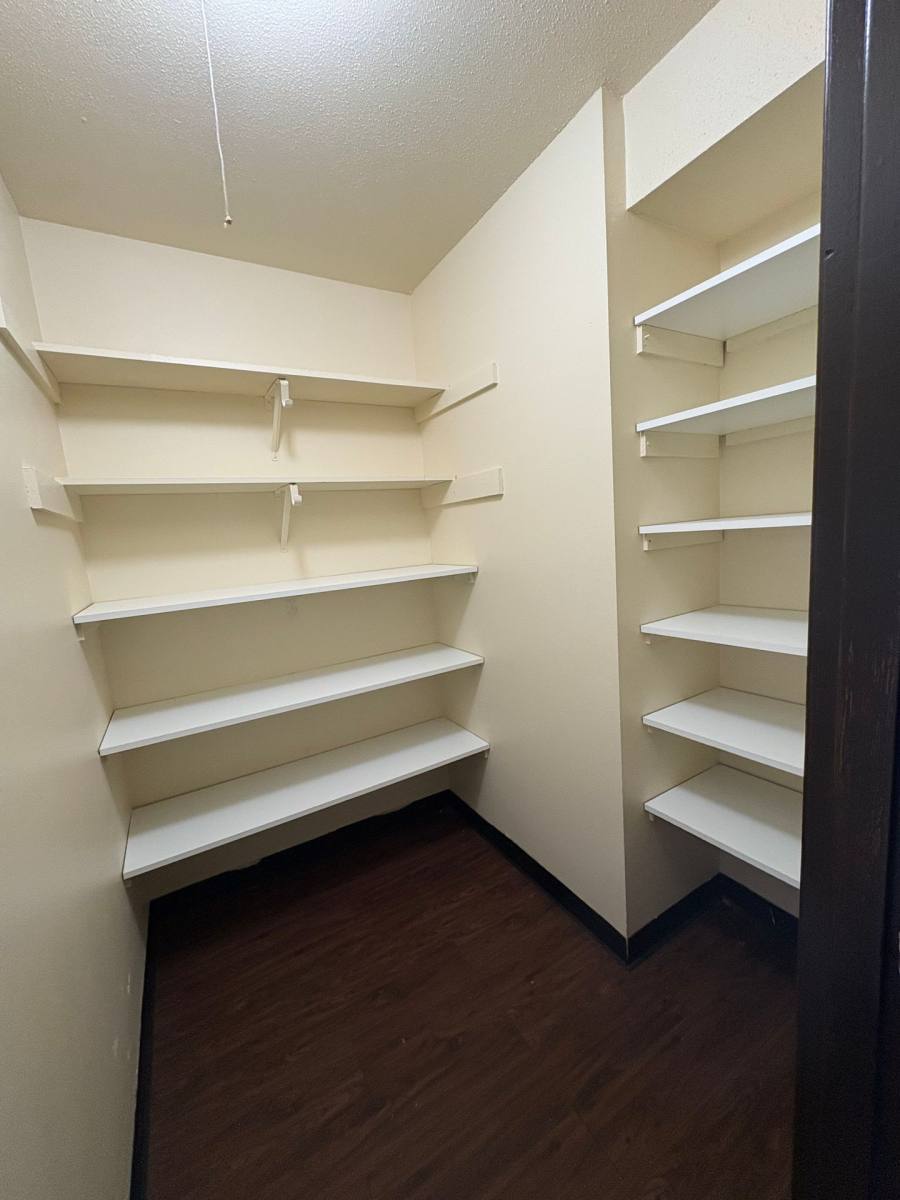 Apartment for rent at 2401 Rocklyn Dr, Urbandale, IA 50322