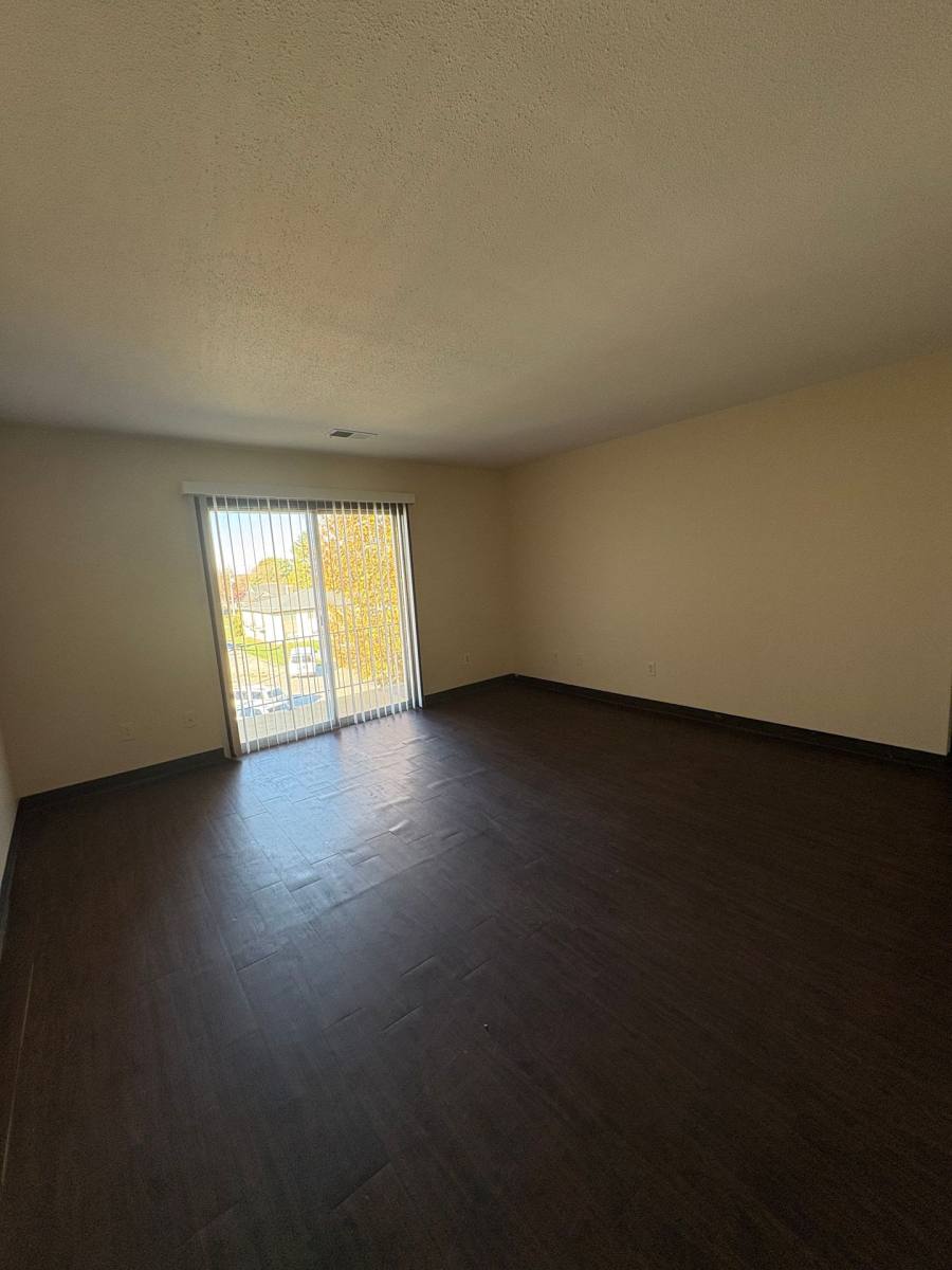 Apartment for rent at 2401 Rocklyn Dr, Urbandale, IA 50322