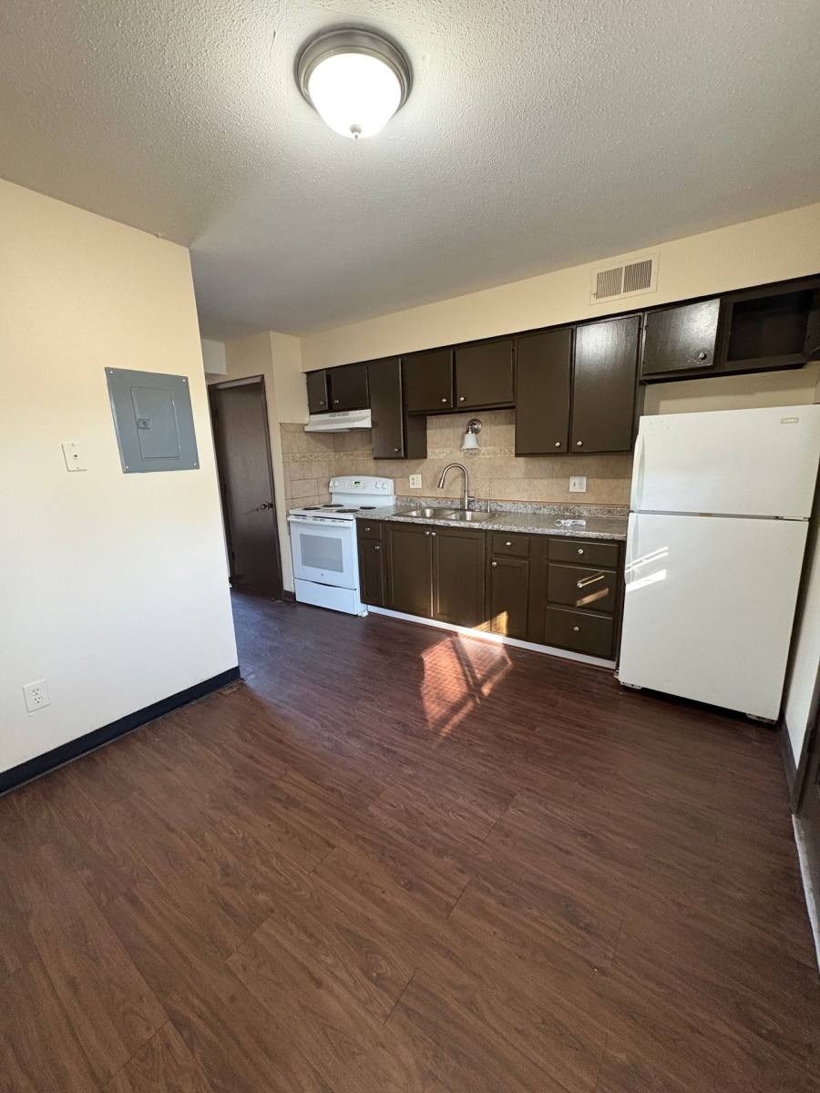 Apartment for rent at 2401 Rocklyn Dr, Urbandale, IA 50322