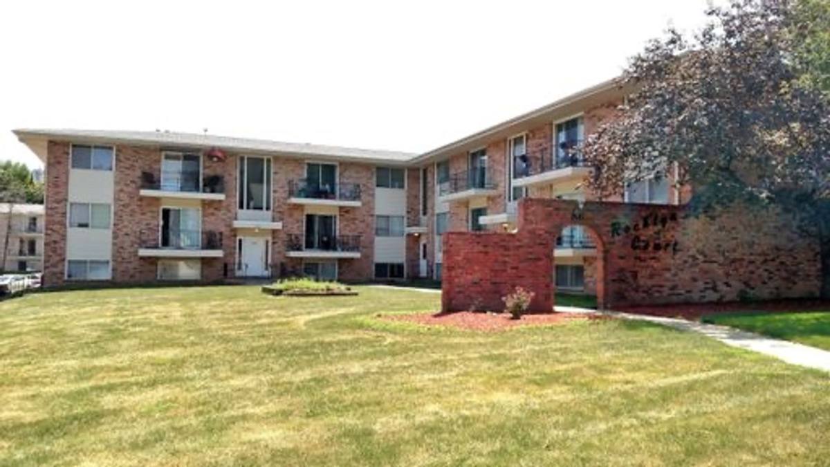 Apartment for rent at 2401 Rocklyn Dr, Urbandale, IA 50322