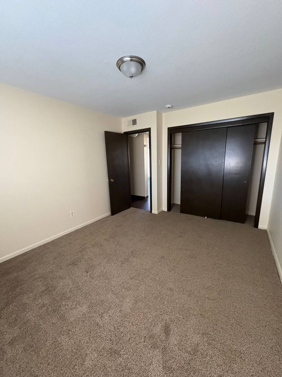 Apartment for rent at 2401 Rocklyn Dr, Urbandale, IA 50322