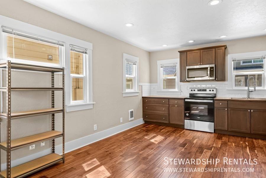 Apartment for rent at 2024 Emerald St #4, Eugene, OR 97403
