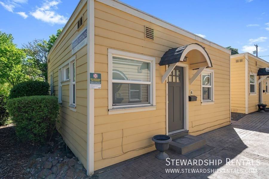 Apartment for rent at 2024 Emerald St #4, Eugene, OR 97403