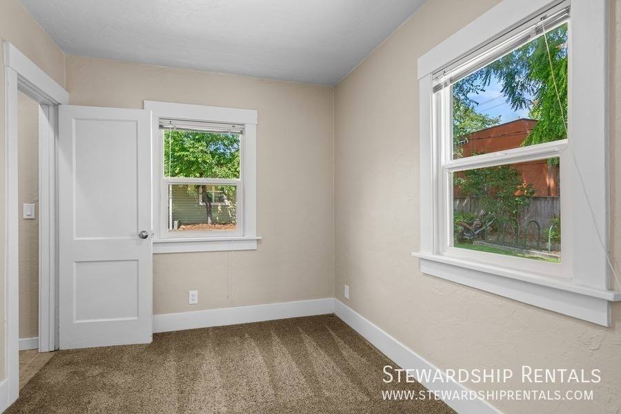 Apartment for rent at 2024 Emerald St #4, Eugene, OR 97403