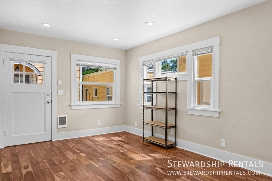 Apartment for rent at 2024 Emerald St #4, Eugene, OR 97403