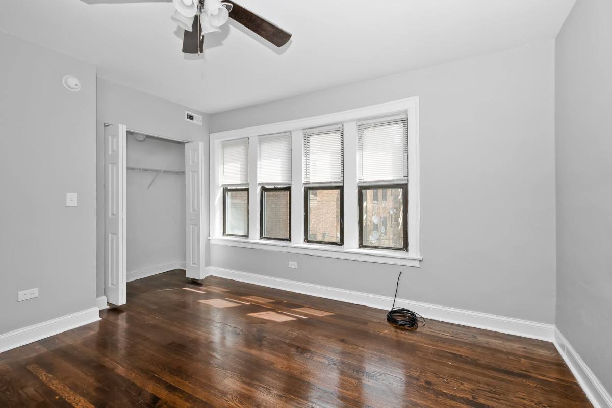 Apartment for rent at 7121 S E End Ave, Chicago, IL 60649