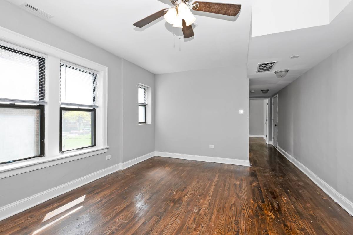 Apartment for rent at 7121 S E End Ave, Chicago, IL 60649