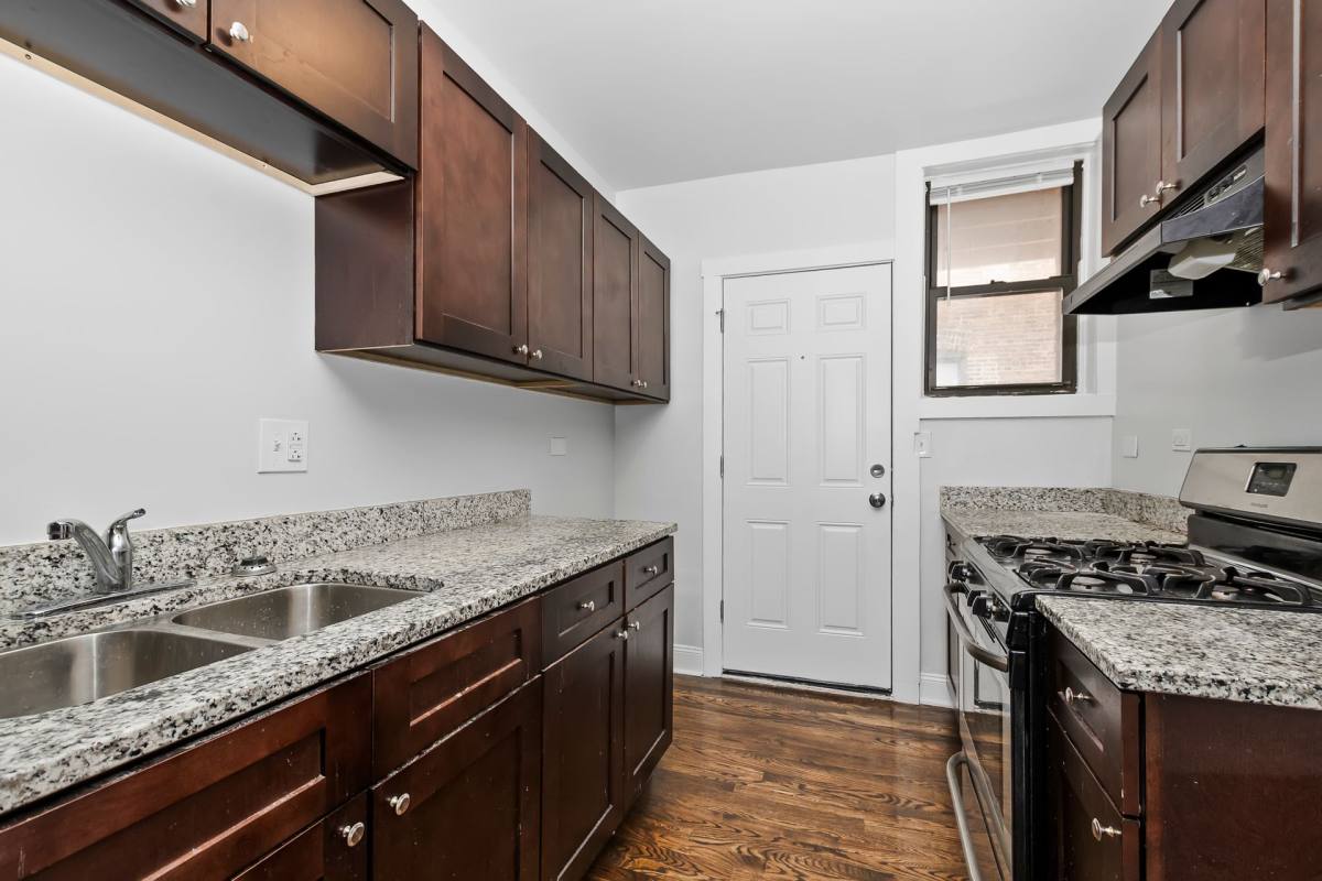 Apartment for rent at 7121 S E End Ave, Chicago, IL 60649