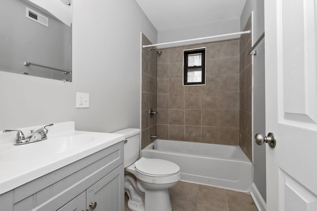 Apartment for rent at 7121 S E End Ave, Chicago, IL 60649
