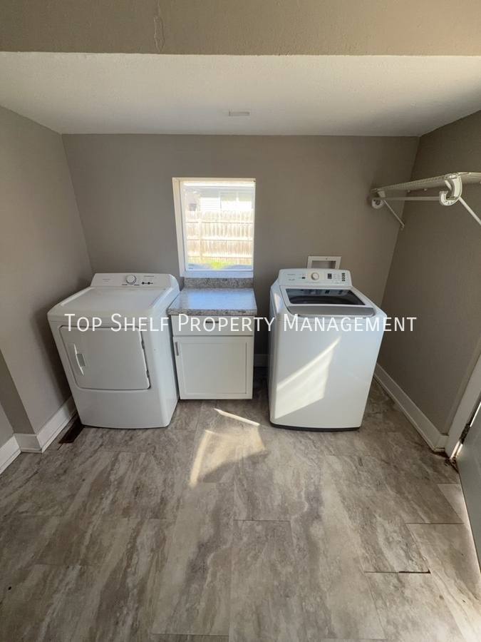 House for rent at 915 E Washington Ave, Des Moines, IA 50316
