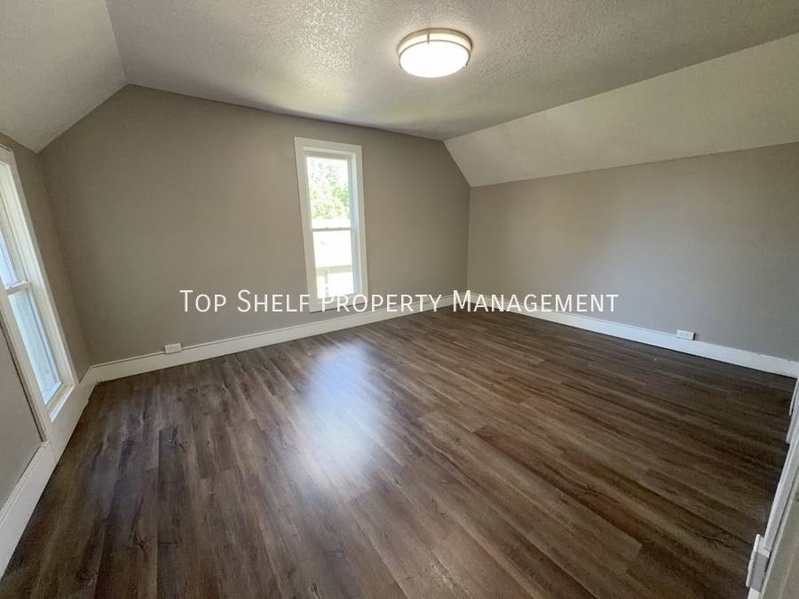 House for rent at 915 E Washington Ave, Des Moines, IA 50316
