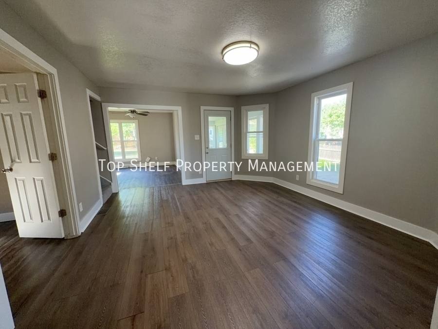 House for rent at 915 E Washington Ave, Des Moines, IA 50316