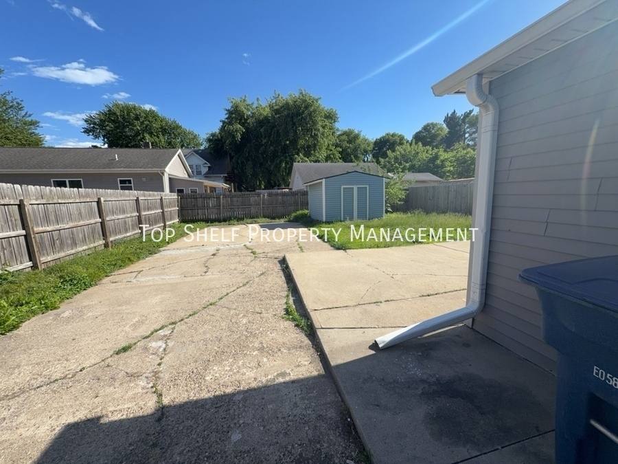 House for rent at 915 E Washington Ave, Des Moines, IA 50316