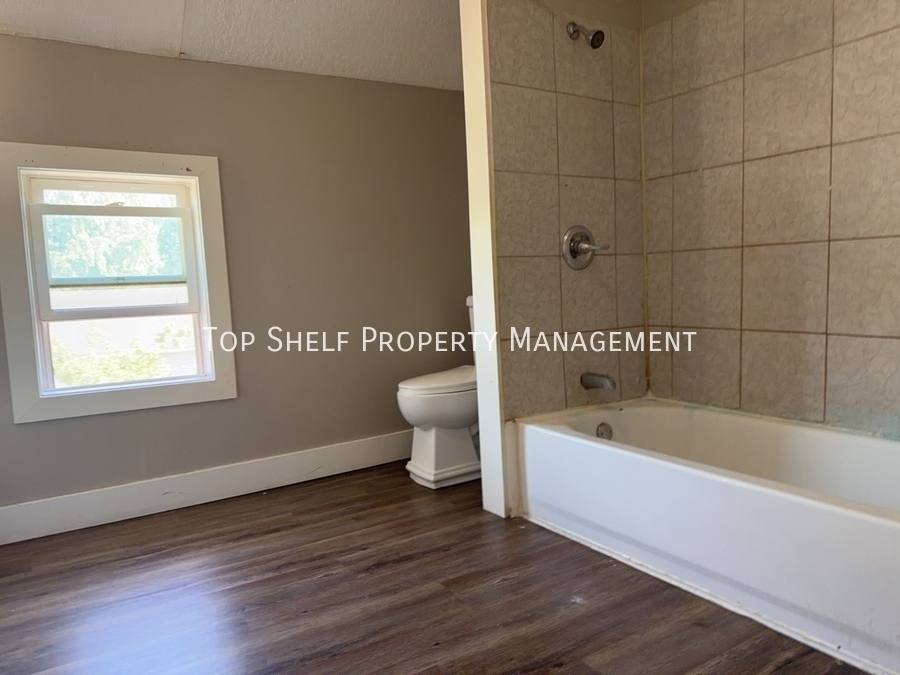 House for rent at 915 E Washington Ave, Des Moines, IA 50316