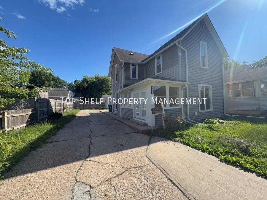 House for rent at 915 E Washington Ave, Des Moines, IA 50316